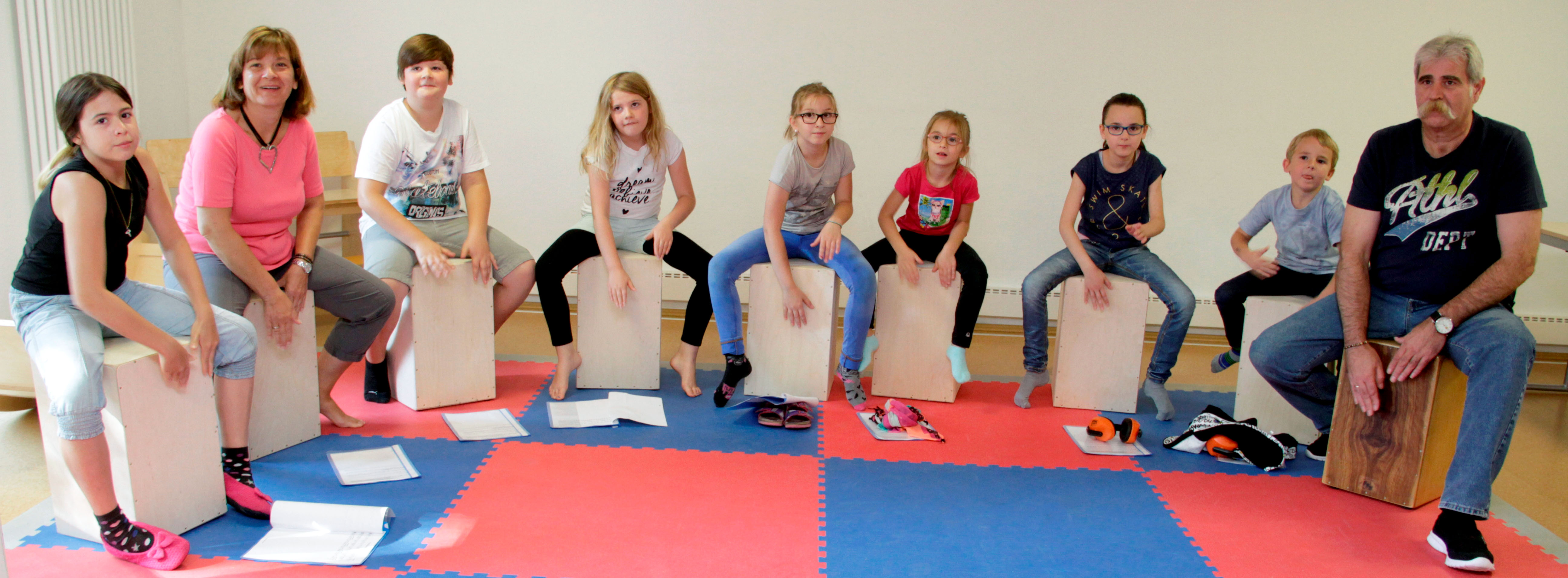 Trommeln lernen auf selbst gebauten Cajons - das kam bei den Kindern in der Ferienbetreuung gut an. 